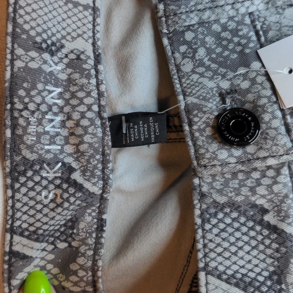NWT WHITE HOUSE BLACK MARKET The High Rise Skinny Ankle Snake Print Jeans - Picture 13 of 16